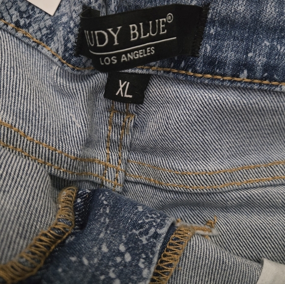 Judy Blue Women's Snake Print Shorts - Picture 5 of 8